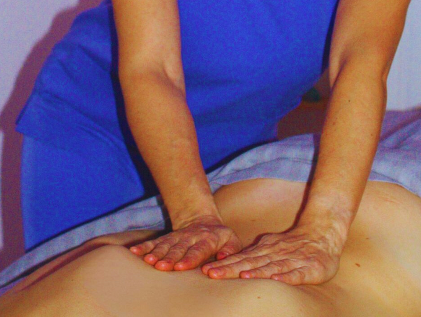 Tecnica di massaggio rilassante eseguita con pressione delicata sulla schiena per sciogliere tensioni e favorire il benessere psicofisico